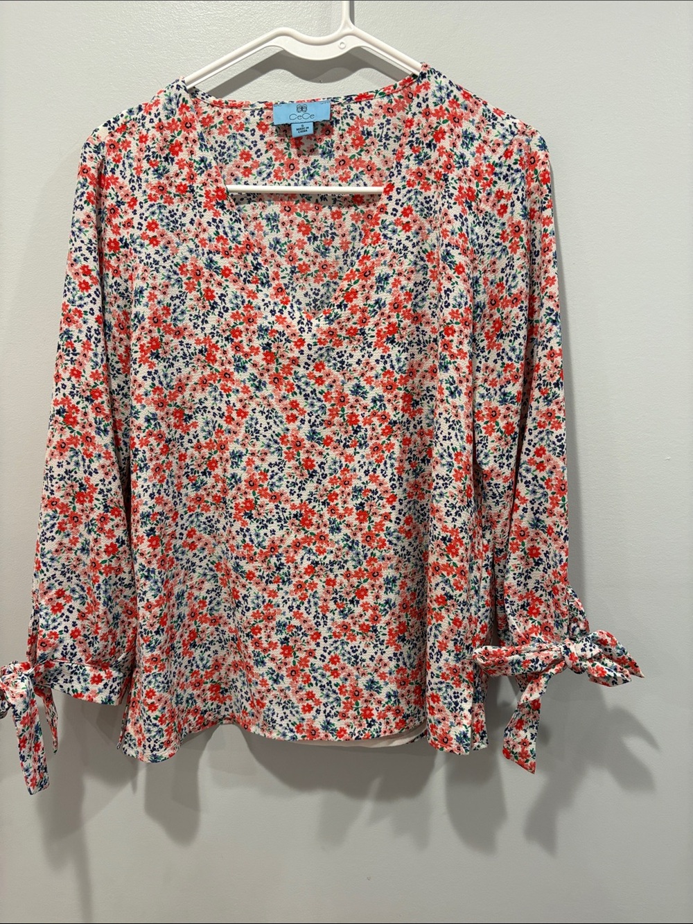 C&C California Coral & Navy Floral Tie-Cuff V-Neck Blouse ptp 19